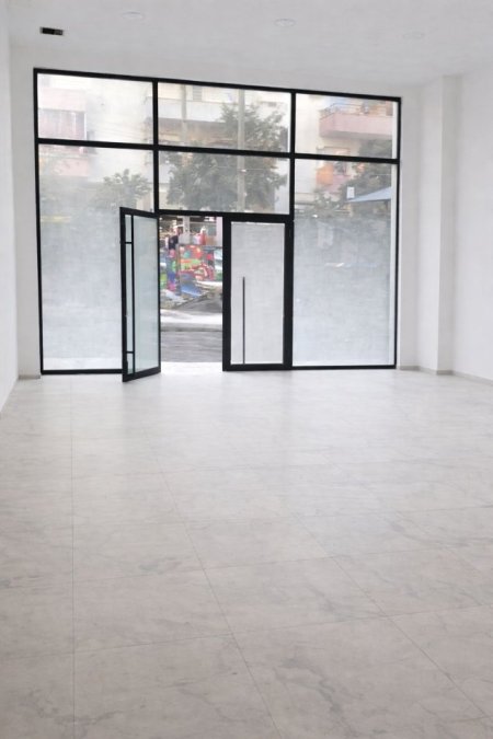 Tirane, jepet me qera dyqan Kati 0, 70 m² 1.000 € (ASTIR)
