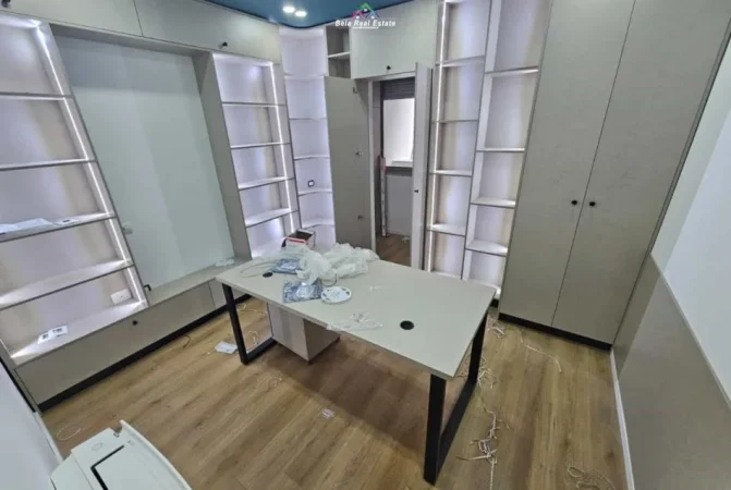 Tirane, jepet me qera zyre Kati 4, 75 m² 1.300 € (prane Condor Center)