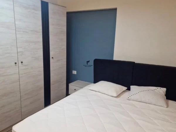 Tirane, jepet me qera apartament 2+1 Kati 1, 84 m² 700 € (stacioni i trenit)