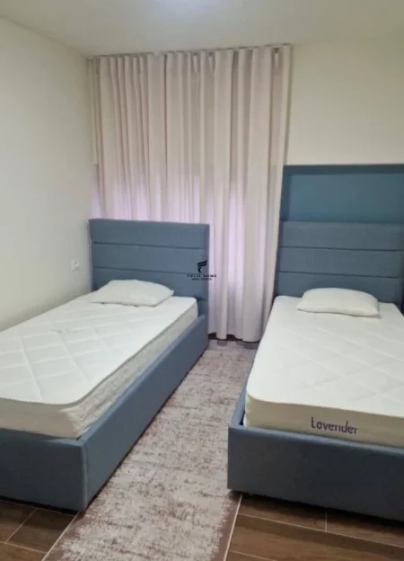 Tirane, jepet me qera apartament 2+1 Kati 1, 84 m² 700 € (stacioni i trenit)
