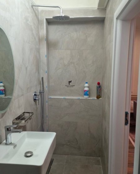 Tirane, jepet me qera apartament 2+1 Kati 1, 84 m² 700 € (stacioni i trenit)