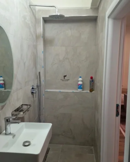 Tirane, jepet me qera apartament 2+1 Kati 1, 84 m² 700 € (stacioni i trenit)