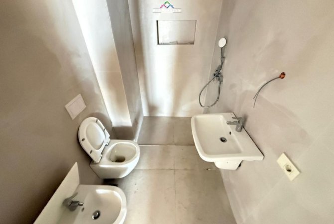 Tirane, jepet me qera zyre Kati 13, 152 m² 1.200 € (Rruga Mine Peza)