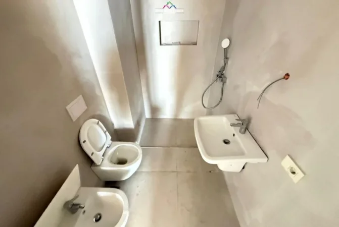 Tirane, jepet me qera zyre Kati 13, 152 m² 1.200 € (Rruga Mine Peza)