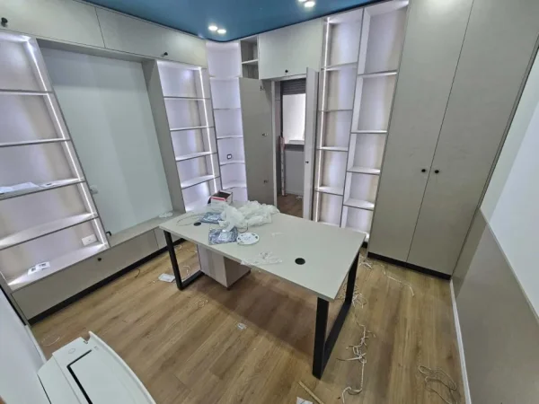 Tirane, jepet me qera zyre Kati 4, 75 m² 1.300 € (Rruga e Kavajes)