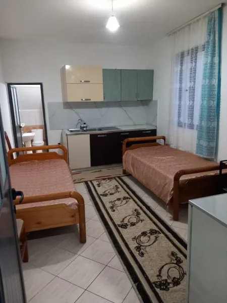 Tirane, jepet me qera garsonier 1+1 Kati 1, 30 m² (Fundi Rruges Burgut)