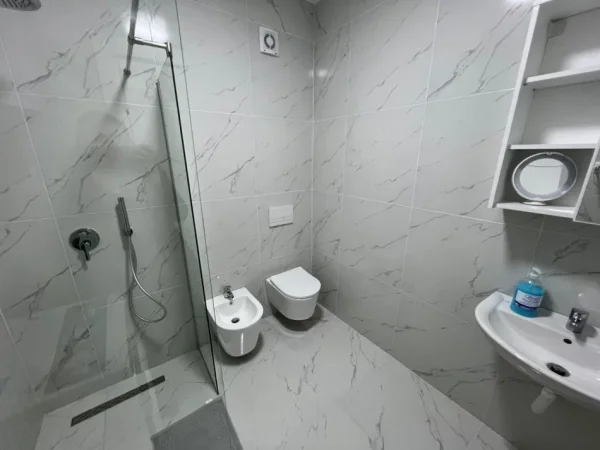 Tirane, jepet me qera apartament 1+1 Kati 5, 600 € 