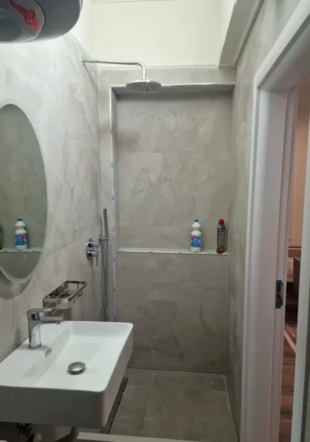 Tirane, jepet me qera apartament 2+1 Kati 0, 84 m² 700 € (bulevardi i ri)