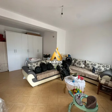 Tirane, jepet me qera apartament 2+1+Ballkon Kati 1, 70 m² 450 € (RRUGA PETRELA)