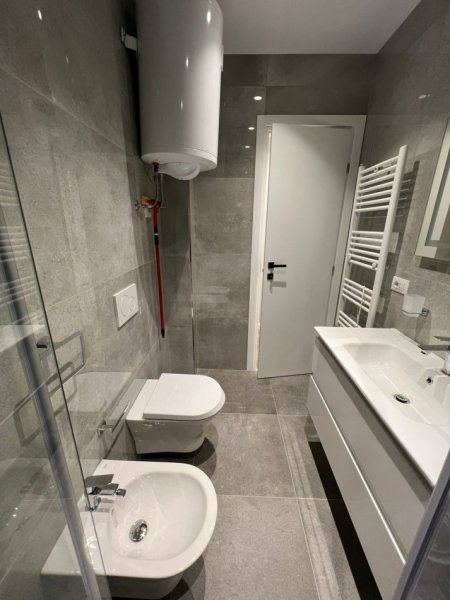Tirane, jepet me qera apartament 2+1 , 84 m² 700 € (Ish Fusha e Aviacionit)