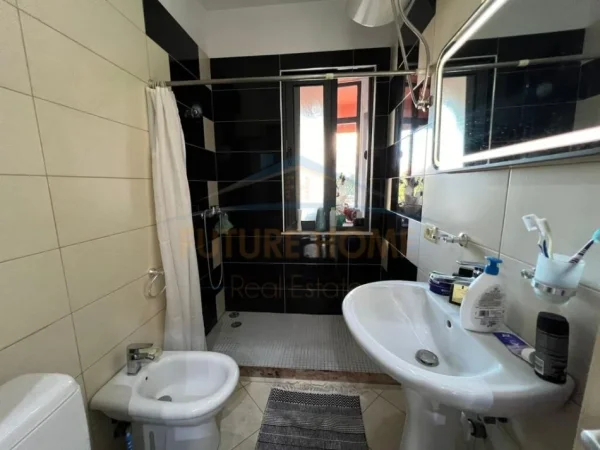 Tirane, jepet me qera apartament 1+1+Ballkon Kati 2, 73 m² 420 € (unaza e re)