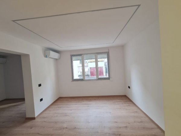 Tirane, jepet me qera zyre Kati 2, 107 m² 2.000 € (Blloku)
