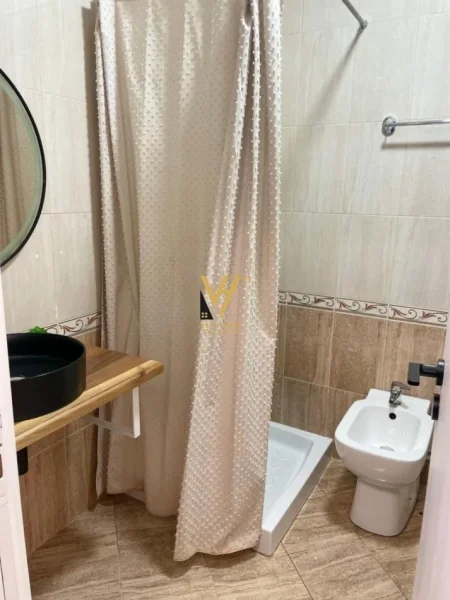 Tirane, jepet me qera apartament 2+1+Ballkon Kati 3, 65 m² 500 € (SELVIA)