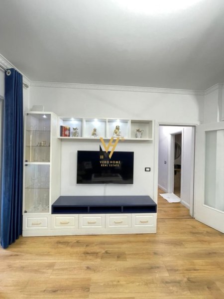 Tirane, jepet me qera apartament 2+1+Ballkon Kati 3, 65 m² 500 € (SELVIA)