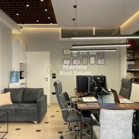 Tirane, jepet me qera ambjent biznesi Kati 0, 42 m² 600 € (Komuna e Parisit)