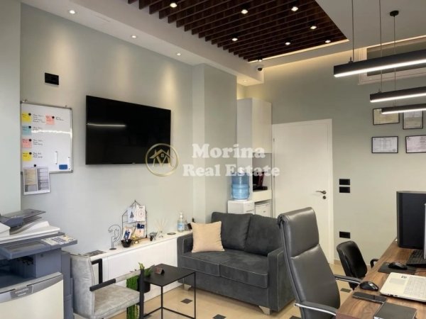 Tirane, jepet me qera ambjent biznesi Kati 0, 42 m² 600 € (Komuna e Parisit)
