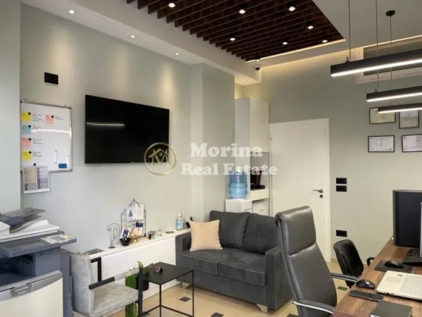 Tirane, jepet me qera ambjent biznesi Kati 0, 42 m² 600 € (Komuna e Parisit)