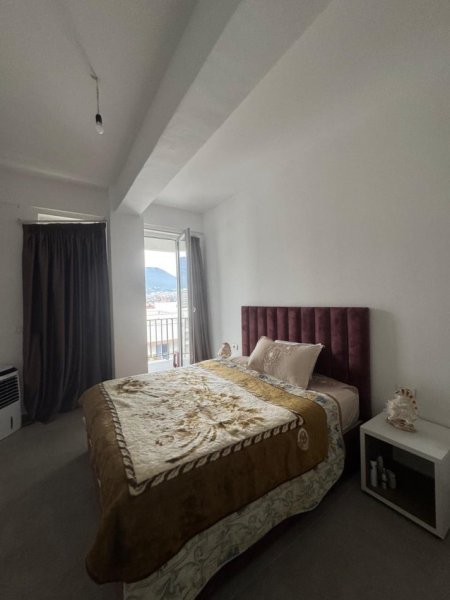 Tirane, jepet me qera apartament 2+1+Ballkon Kati 6, 90 m² 430 € (rruga 5 maj , pallatet e bashkise)
