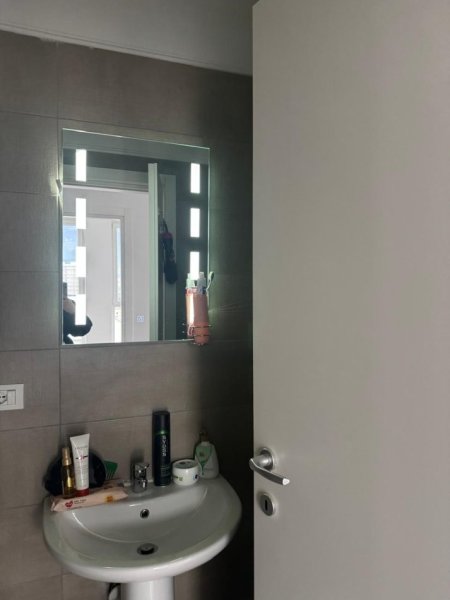 Tirane, jepet me qera apartament 2+1+Ballkon Kati 6, 90 m² 430 € (rruga 5 maj , pallatet e bashkise)