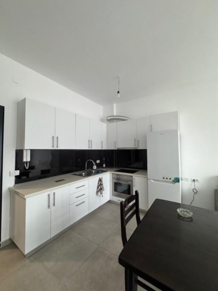 Tirane, jepet me qera apartament 2+1+Ballkon Kati 6, 90 m² 430 € (rruga 5 maj , pallatet e bashkise)