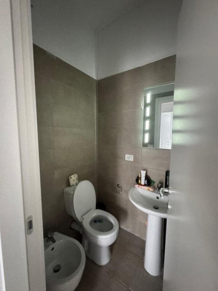 Tirane, jepet me qera apartament 2+1+Ballkon Kati 6, 90 m² 430 € (rruga 5 maj , pallatet e bashkise)