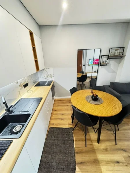 Tirane, jepet me qera apartament 2+1+Ballkon Kati 8, 70 m² 700 € (RRUGA E KAVAJES)