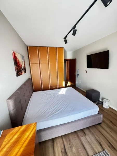 Tirane, jepet me qera apartament 2+1+Ballkon Kati 8, 70 m² 700 € (RRUGA E KAVAJES)