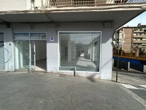Tirane, jepet me qera dyqan Kati 1, 36 m² 800 € (Rruga Shefqet Musaraj)