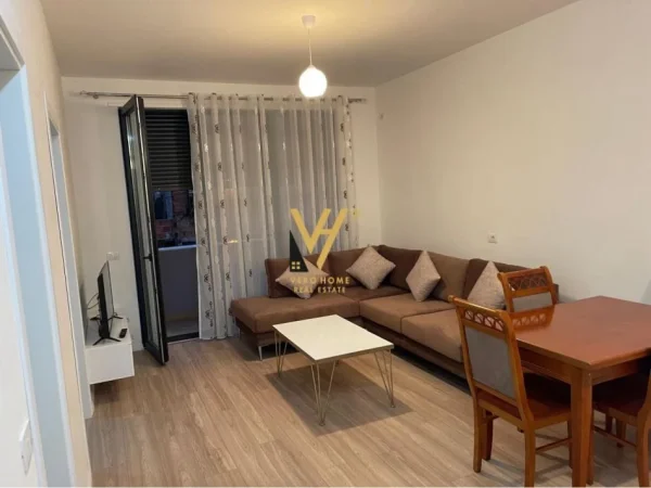 Tirane, jepet me qera apartament 1+1+Ballkon Kati 2, 75 m² 600 € (SIRI KODRA)
