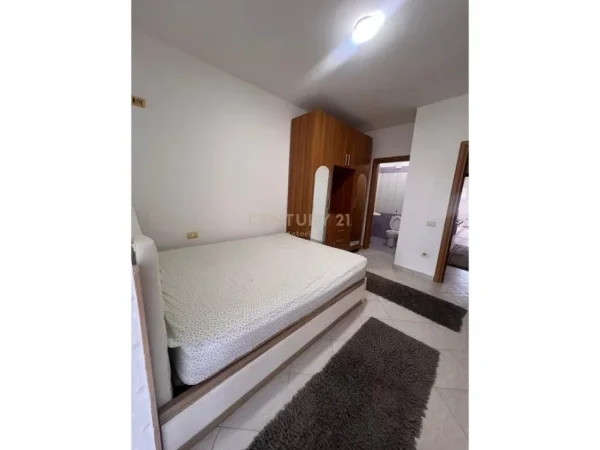 Tirane, jepet me qera apartament 2+1+Ballkon Kati 5, 120 m² 500 € (astir)
