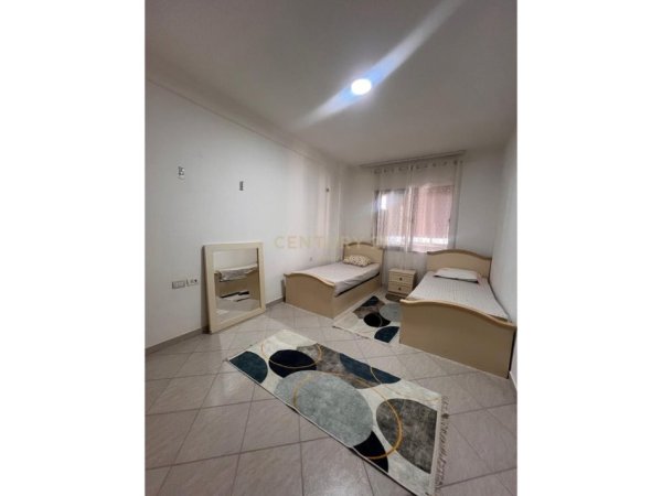 Tirane, jepet me qera apartament 2+1+Ballkon Kati 5, 120 m² 500 € (astir)