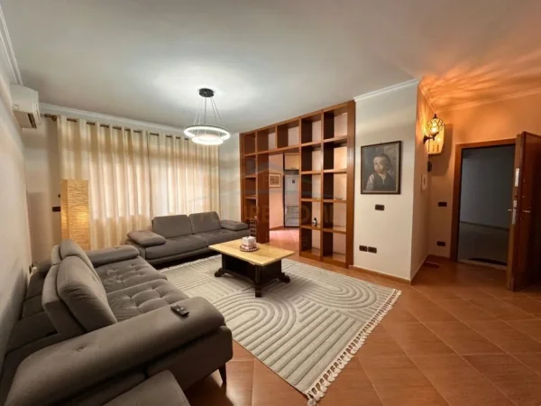 Vlore, jepet me qera apartament 2+1+Ballkon Kati 7, 120 m² 500 € (Aleksandria)