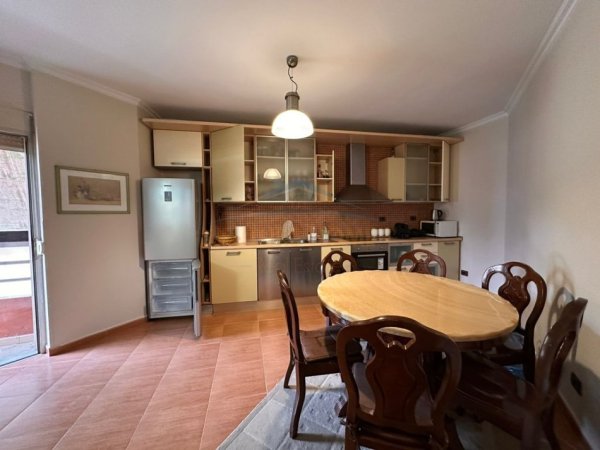Vlore, jepet me qera apartament 2+1+Ballkon Kati 7, 120 m² 500 € (Aleksandria)