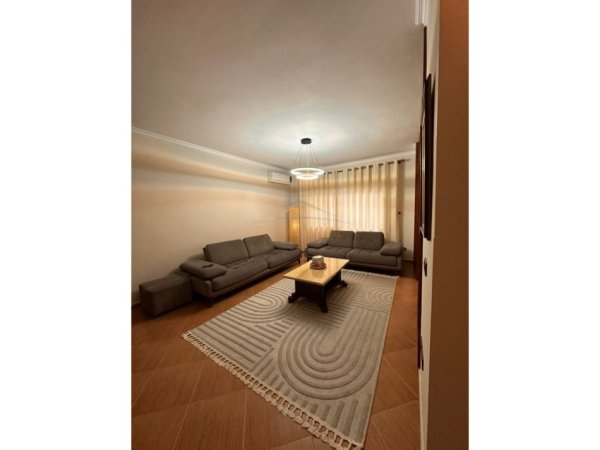 Vlore, jepet me qera apartament 2+1+Ballkon Kati 7, 120 m² 500 € (Aleksandria)