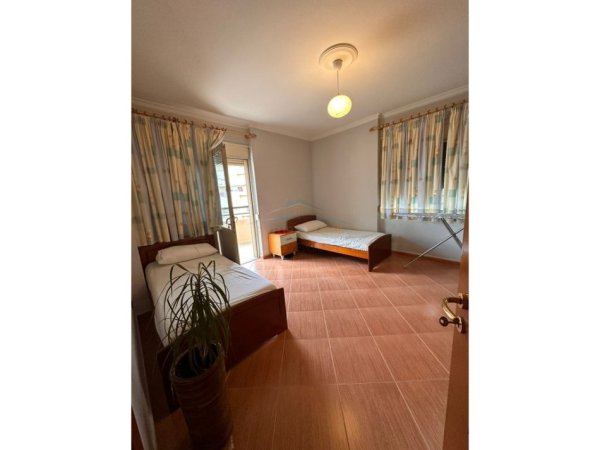 Vlore, jepet me qera apartament 2+1+Ballkon Kati 7, 120 m² 500 € (Aleksandria)