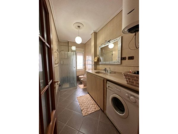 Vlore, jepet me qera apartament 2+1+Ballkon Kati 7, 120 m² 500 € (Aleksandria)