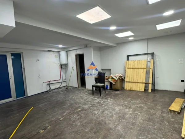 Tirane, jepet me qera ambjent biznesi Kati 0, 150 m² 1.600 € 