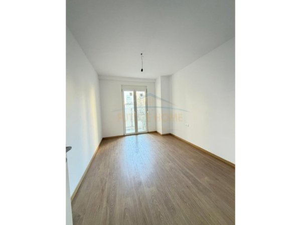 Tirane, jepet me qera ambjent biznesi Kati 1, 128 m² 2.000 € (Rruga Faik Konica)