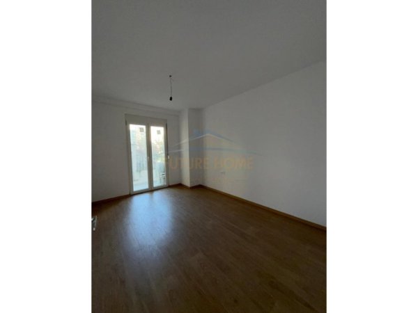 Tirane, jepet me qera ambjent biznesi Kati 1, 128 m² 2.000 € (Rruga Faik Konica)