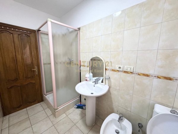 Tirane, jepet me qera apartament 3+1+Ballkon Kati 2, 100 m² 650 € (fortuzi)