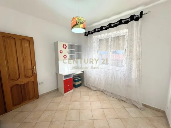 Tirane, jepet me qera apartament 3+1+Ballkon Kati 2, 100 m² 650 € (fortuzi)