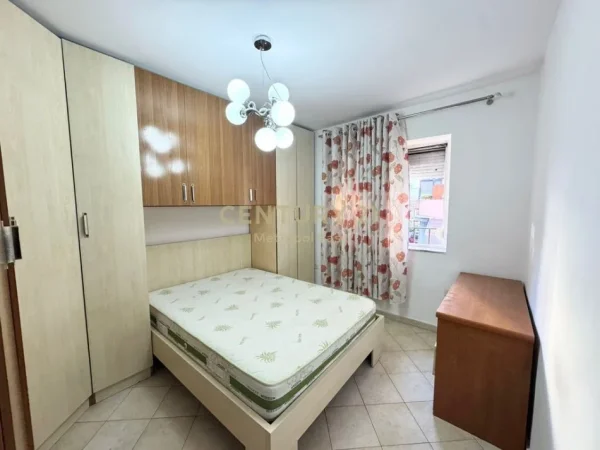 Tirane, jepet me qera apartament 3+1+Ballkon Kati 2, 100 m² 650 € (fortuzi)