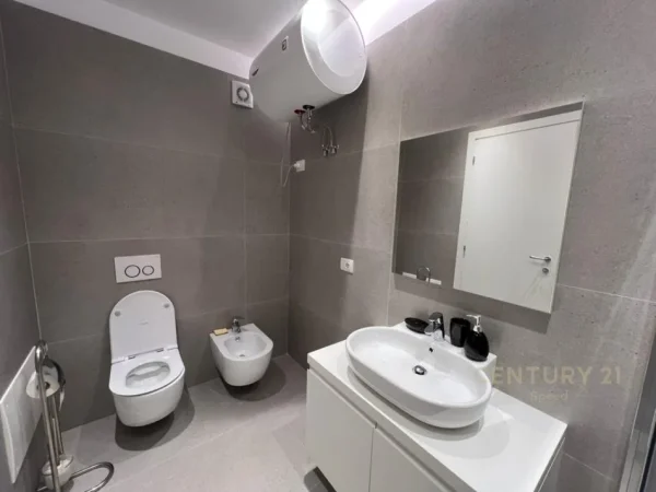 Tirane, jepet me qera apartament 1+1+Ballkon Kati 3, 77 m² 1.000 € (rruga e barrikadave)