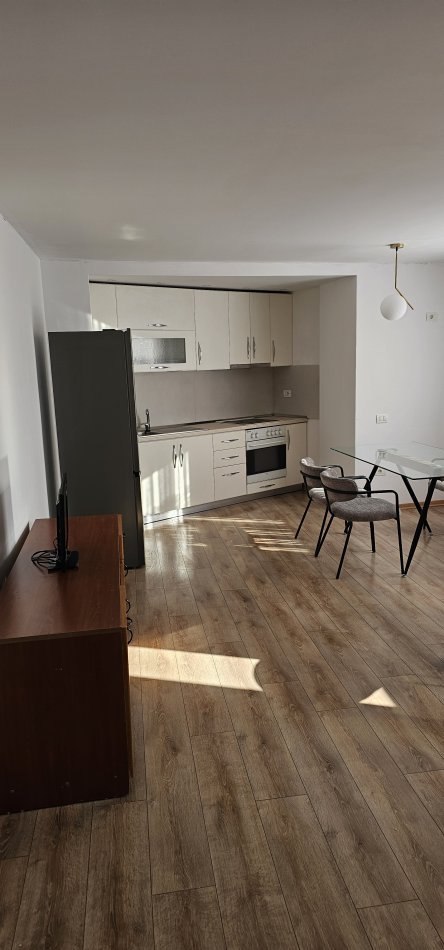 Tirane, jepet me qera nga Pronari, apartament 1+1 perball maternitetit, Kati 5, 54 m², pa ashensor, 45000 ALL, nuk bashkepunoj me agjensi