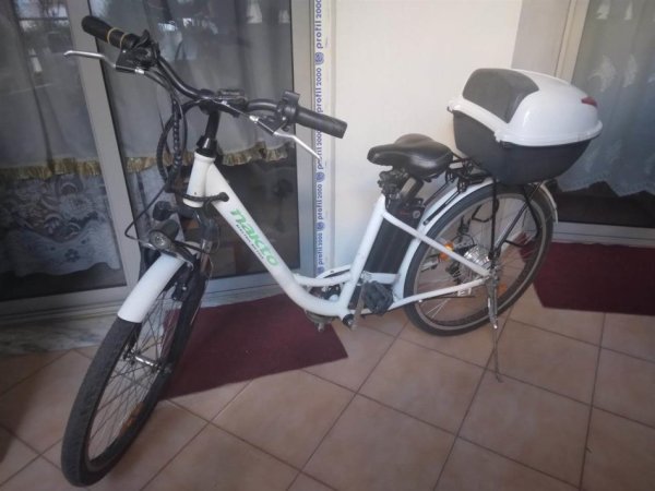 Tirane, okazion biciklete elektrike Nakto 26 ″ Cargo Electric Bike e bardhë 50.000 €