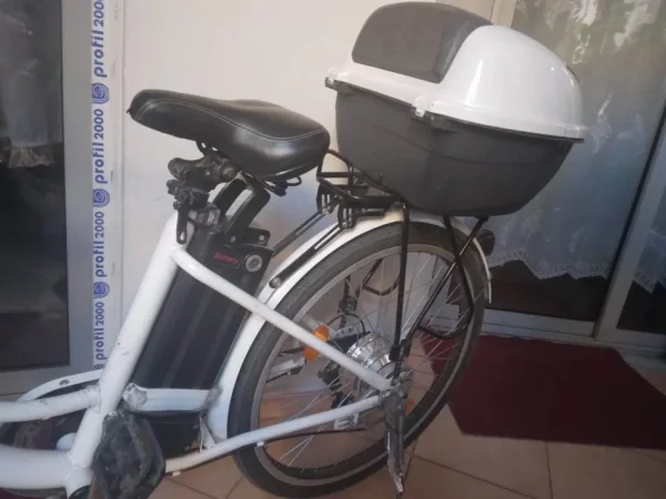 Tirane, okazion biciklete elektrike Nakto 26 ″ Cargo Electric Bike e bardhë 50.000 €