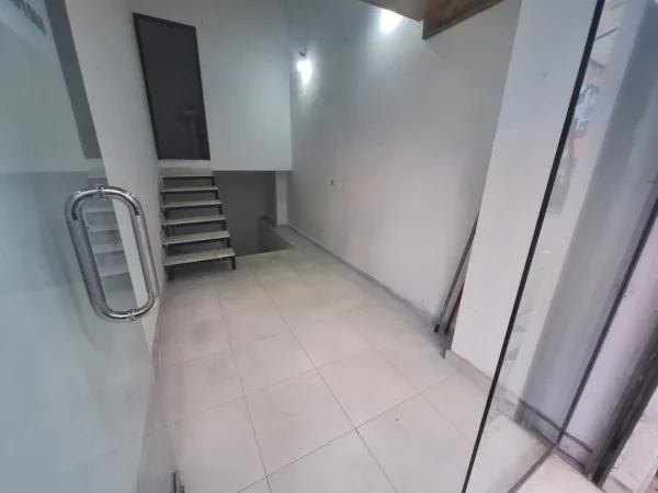 Tirane, jepet me qera dyqan Kati 1, 40 m² 25.000 leke