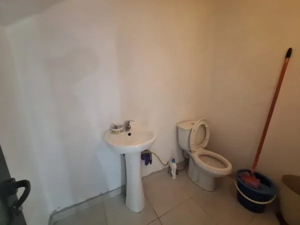 Tirane, jepet me qera dyqan Kati 1, 40 m² 25.000 leke