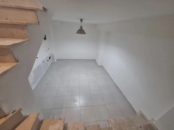 Tirane, jepet me qera dyqan Kati 1, 40 m² 25.000 leke