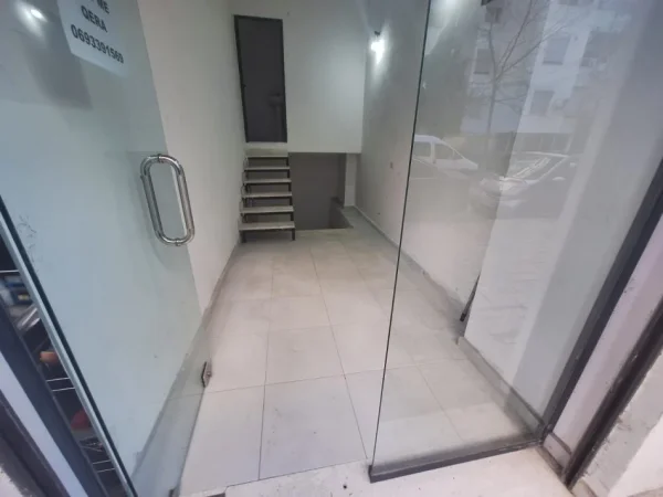 Tirane, jepet me qera dyqan Kati 1, 40 m² 25.000 leke